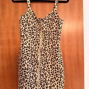 Chic Leopard Print Dress with Zipper